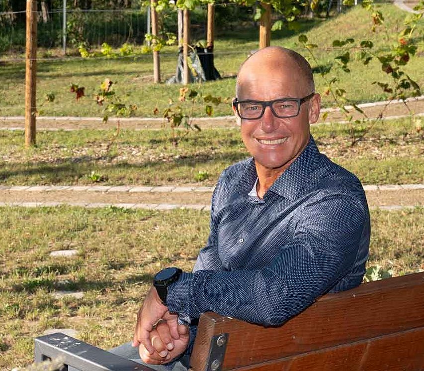 Rene Adler sitzt vor dem Friedwingert in Nackenheim auf einer Bank