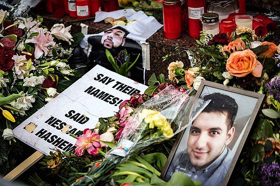Blumen und Kerzen für die Opfer in Hanau