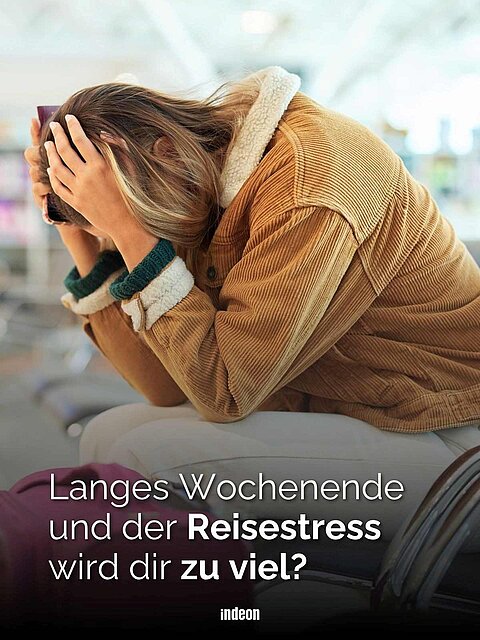 Eine Person mit langen blonden Haaren sitzt am Flughafen, die Stirn in die Hände geschtützt, das Gesicht verborgen. Im Vordergrund  ein Koffer. Text: Langes Wochenende und der Reisestress ist dir zu viel?