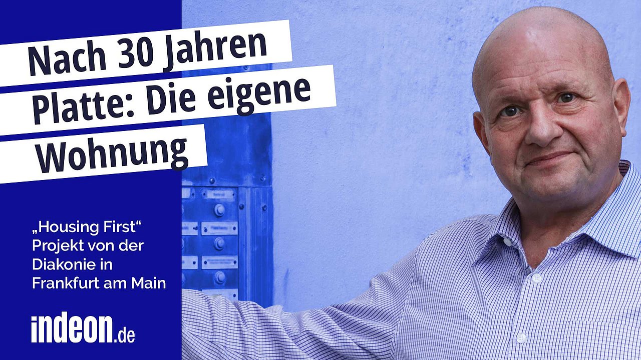 Achim Kaffenberger vor seinem Klingelschild