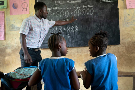 Mathematikunterricht in der Schulklasse der achtjährigen Mbalu Tarawallie (rechts). Früher musste das Mädchen aus Sierra Leone den ganzen Tag arbeiten. Dank SIGA kann sie jetzt vormittags in die Schule gehen. 