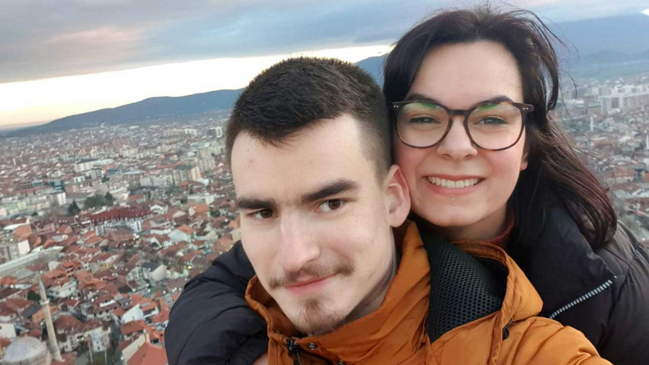 Nico mit seiner Freundin im Kosovo
