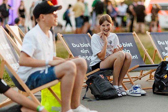 Bei der Hitze in die Sonne legen: Chillen im Liegestuhl auf dem Jugendkirchentag