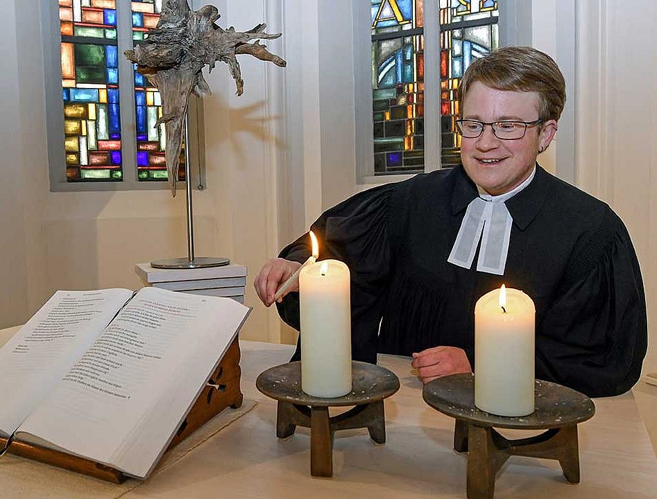 Pfarrer Samuel Schelle am Altar