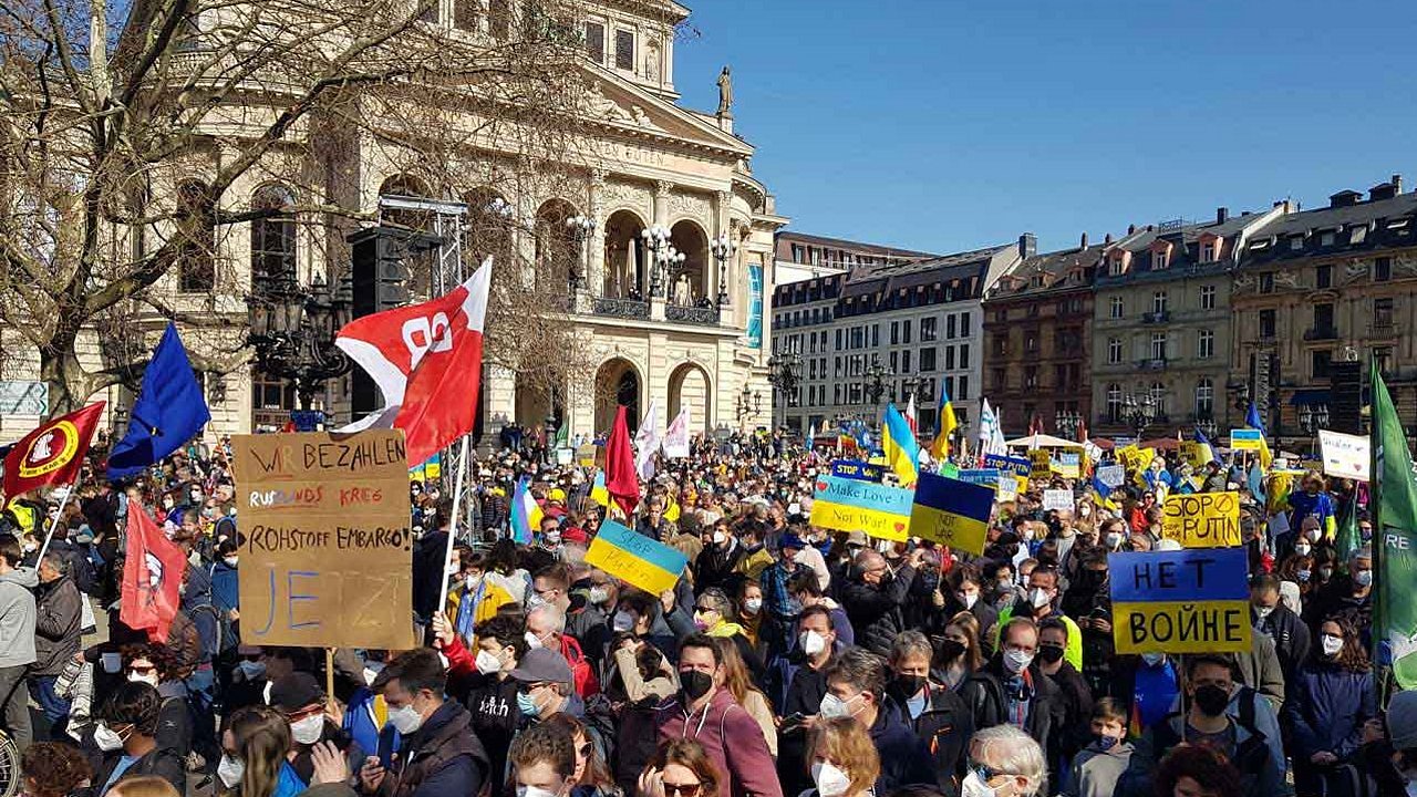 Demozug vor der Alten Oper in Frankfurt