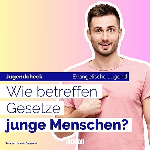 Junger Mann im rosa Shirt, der sich auf die Brust zeigt. Dazu der Text „Wie betreffen Gesetze junge Menschen?“