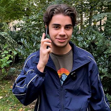 Jan telefoniert mit dem Dumbphone