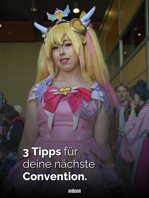 In ihrem Cosplay-Kostüm "Juno" aus dem Game "Overwatch": Emily, die leidenschaftliche Cosplayerin ist.