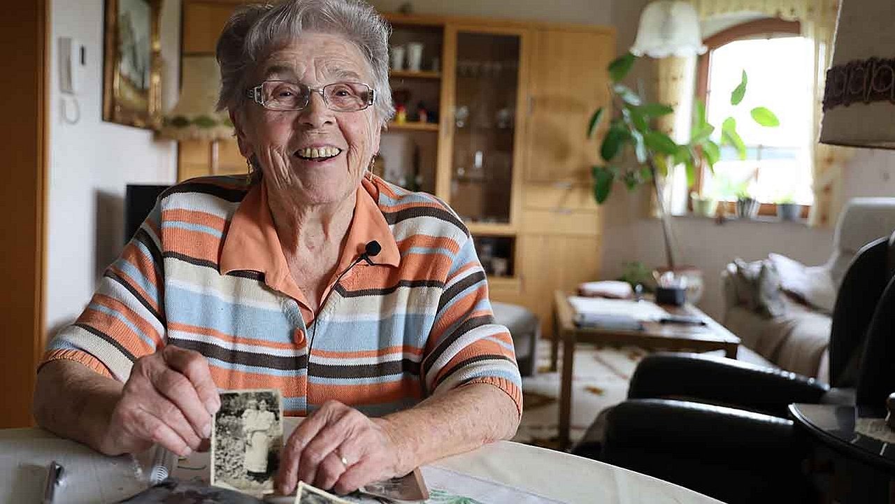 Rosemarie Bärmann zeigt ein altes Foto
