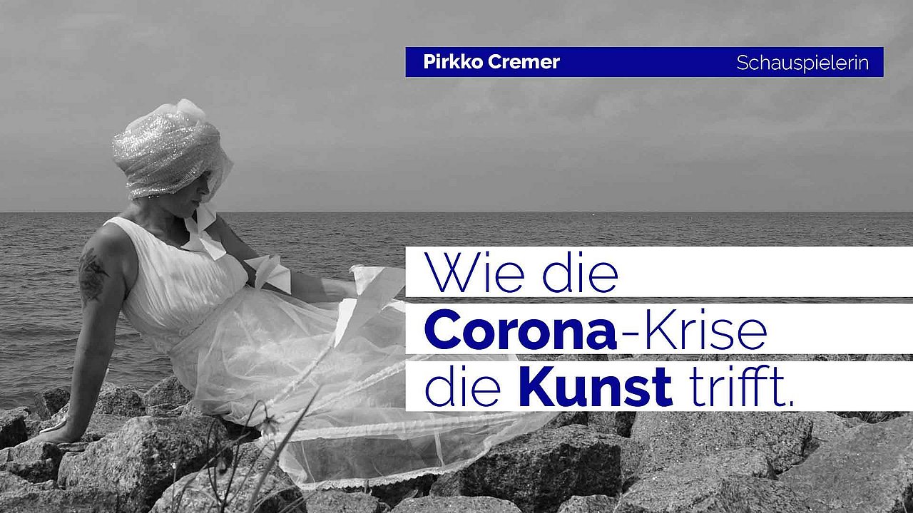 Schauspielerin Prikko Cremer inszeniert an der Nordsee mit Zitat. 