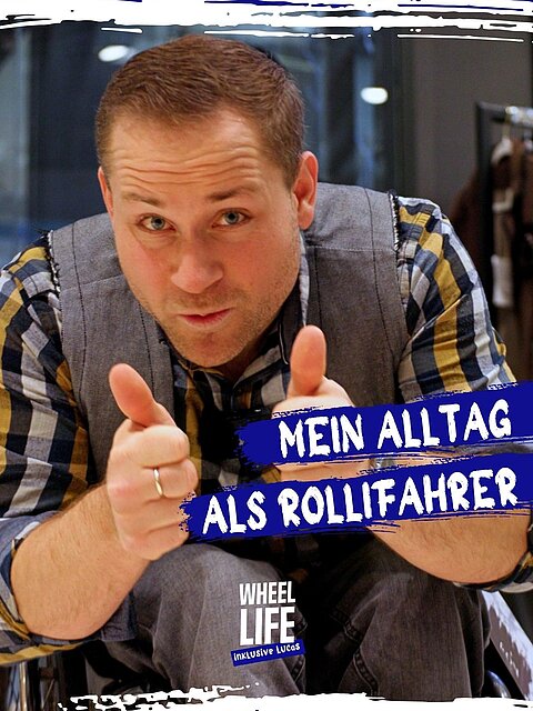 Lucas hält beide Daumen hoch. Darauf der Text: Mein Alltag als Rollifahrer.