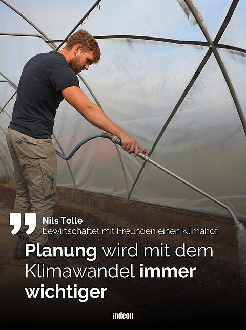 Nils Tolle auf seinem Klima-Hof beim Bewässern. 
