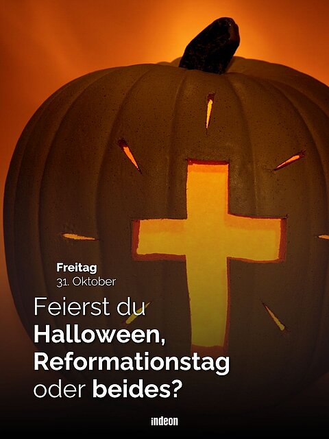 Ein Halloween-Kürbis mit einem hineingeschnitzten christlichen Kreuz. Text: "Feierst du Halloween, Reformationstag oder beides?"