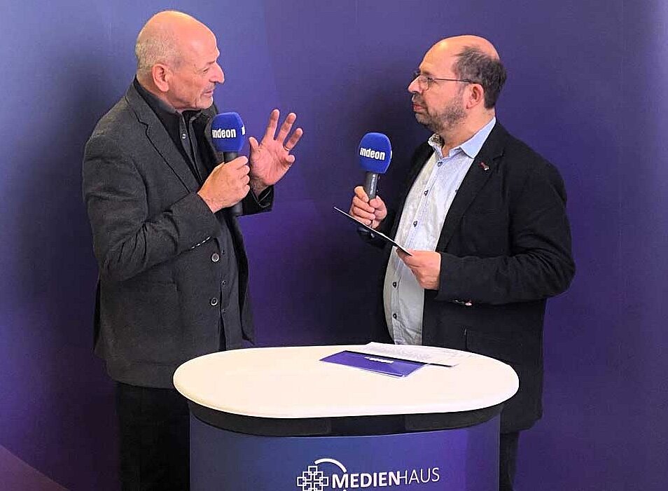Andreas Lipsch (Interkultureller Beauftragter der EKHN) und Andreas Fauth (Chefredakteur von indeon) im Gespräch über Flüchtlingshilfe in der EKHN.
