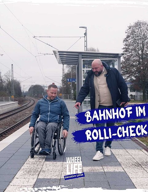 Lucas mit einem Offiziellen der Bahn am Bahngleis