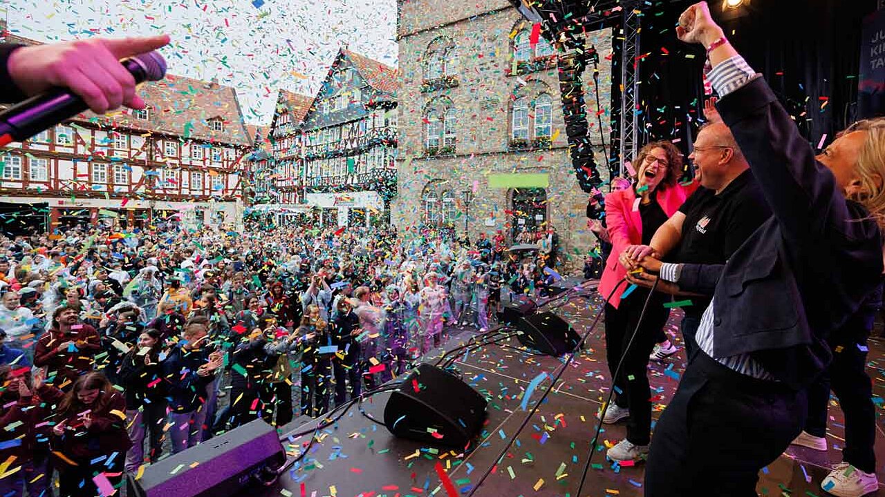 Der Bürgermeister von Alsfeld und die Kirchenpräsidentin der EKHN feiern die Eröffnung des JKT auf der Bühne
