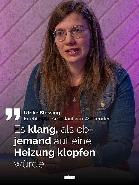 Das Bild zeigt Ulrike Blessing. Eine junge Frau mit dunklen, langen, offenen Haaren. Sie trägt eine blaue Jeansjacke über einem roten Oberteil. Sie sitzt vor einer lilafarbenen Wand in einem Podcaststudio. 