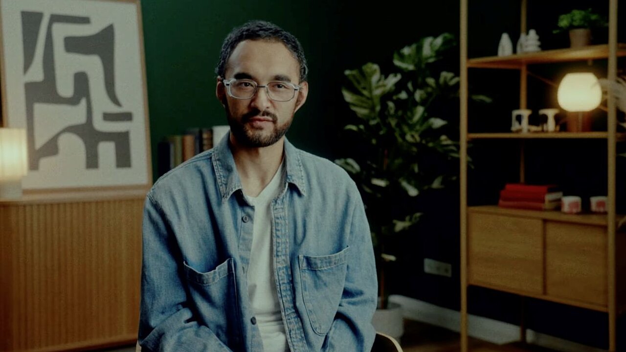 Salomo sitzt in einem Studio für ein Interview