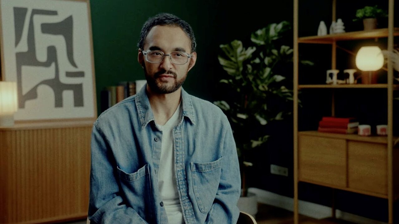 Salomo sitzt in einem Studio für ein Interview