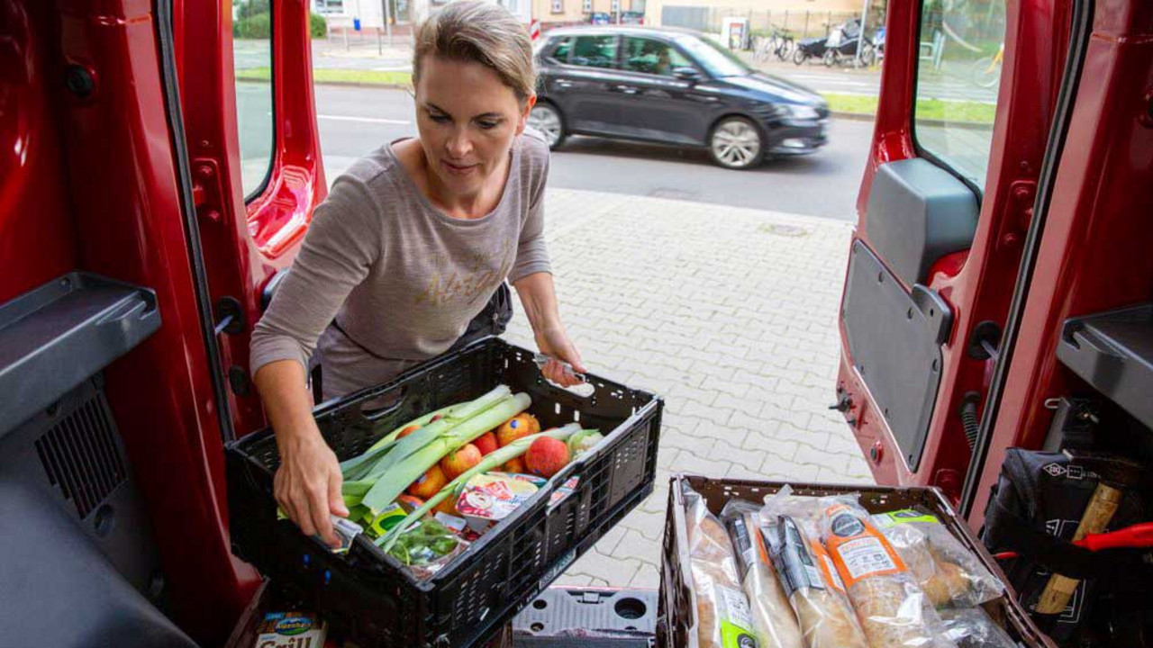 Sandra Hoffmann-Grötsch transportiert mehrere Kisten Lebensmittel.
