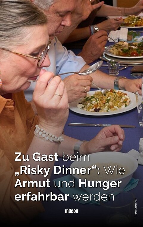 Mehrere Menschen essen gemeinsam an einem gedeckten Tisch. Im Vordergrund isst eine ältere Frau mit einer Gabel, im Hintergrund sind weitere Teller mit Speisen zu sehen. Über dem Bild steht: „Zu Gast beim ‚Risky Dinner‘: Wie Armut und Hunger erfahrbar werden“.