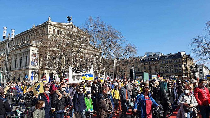 Ukraine Kundgebung "Stoppt den Krieg" vor der Alten Oper
