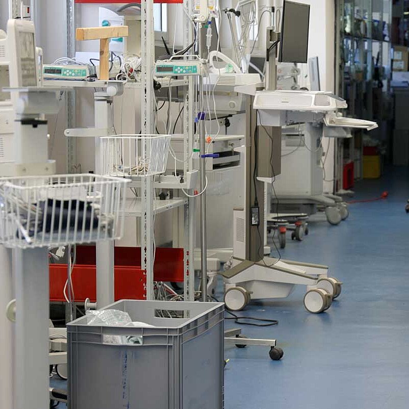 Krankenhausflur mit Geräten