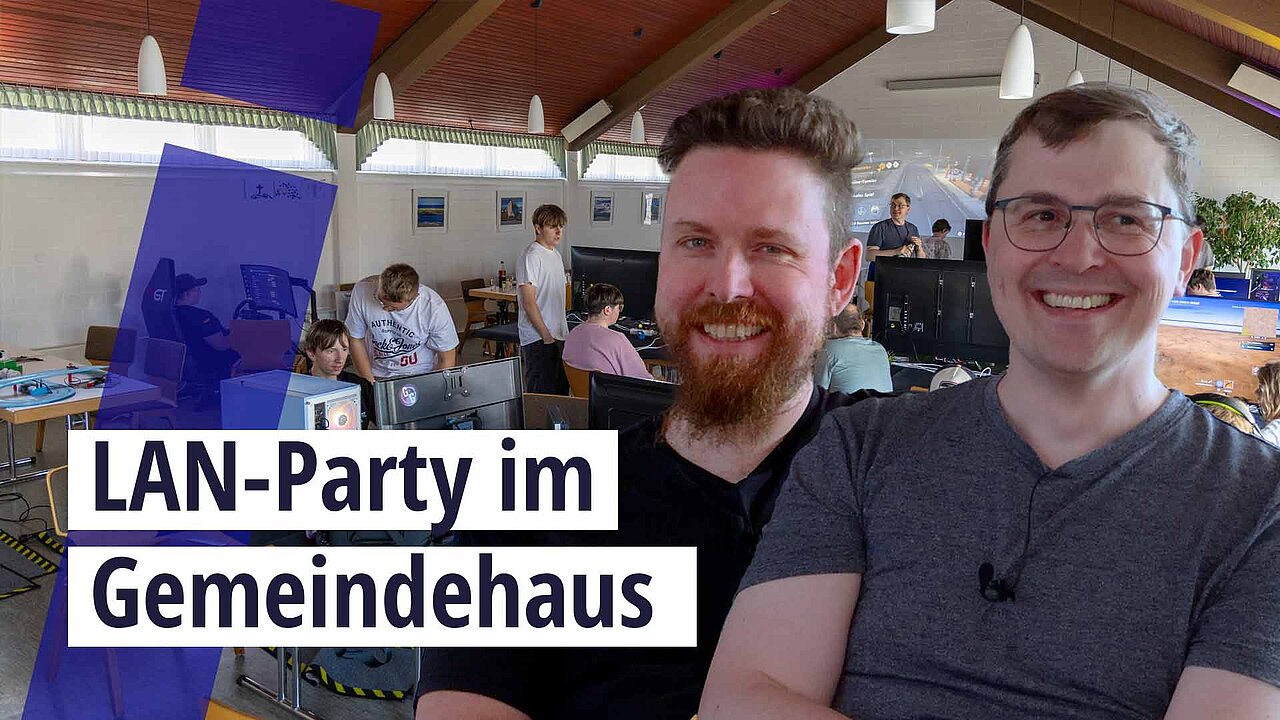 Tim und Robin lachen in die Kamera, im Hintergrund sieht man junge Menschen an unterschiedlichen Konsolen zocken