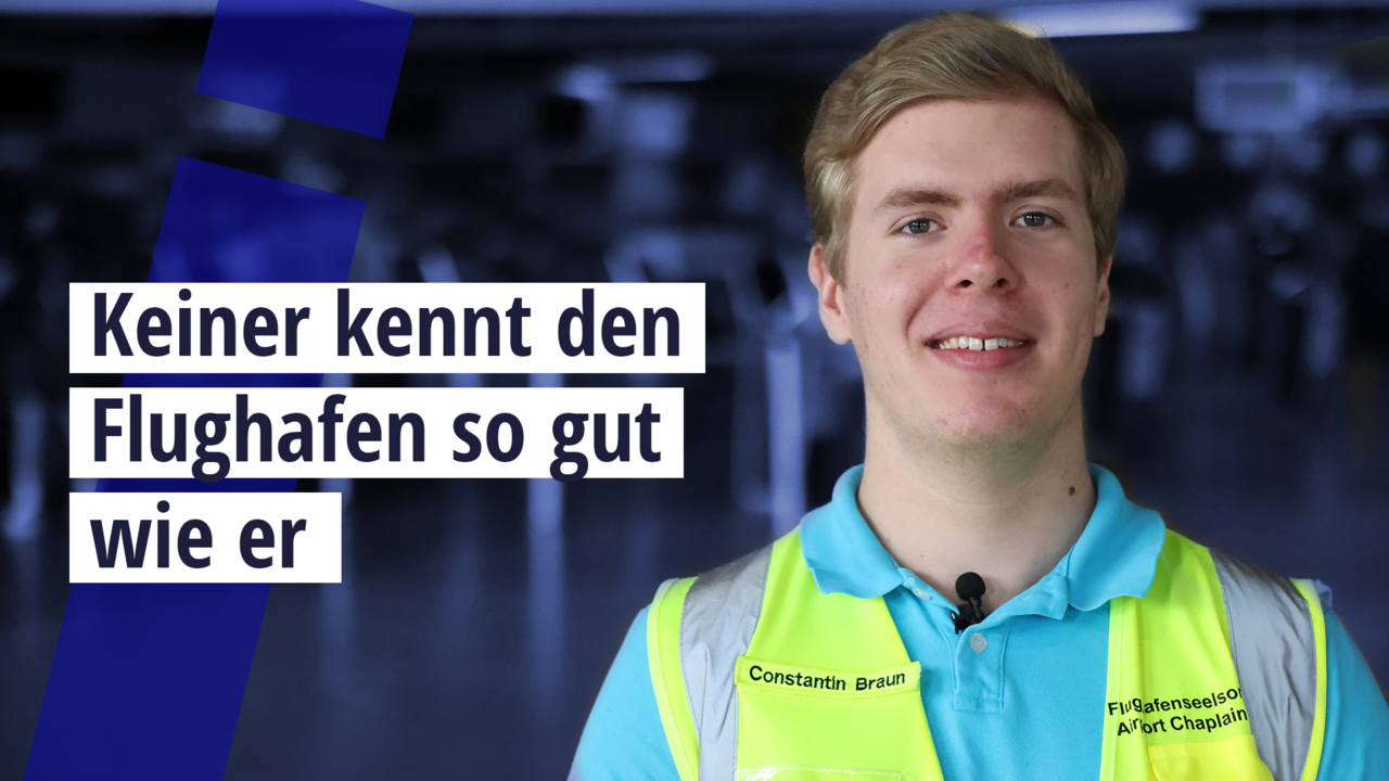 Constantin, ein junger Mann mit Warnweste, steht auf einem Flughafen. Der Text auf Deutsch lautet: „Keiner kennt den Flughafen so gut wie er.“