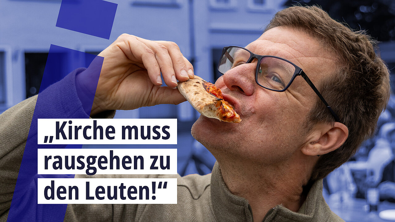 Pfarrer Ingo Lüderitz beißt in eine saftige Pizza