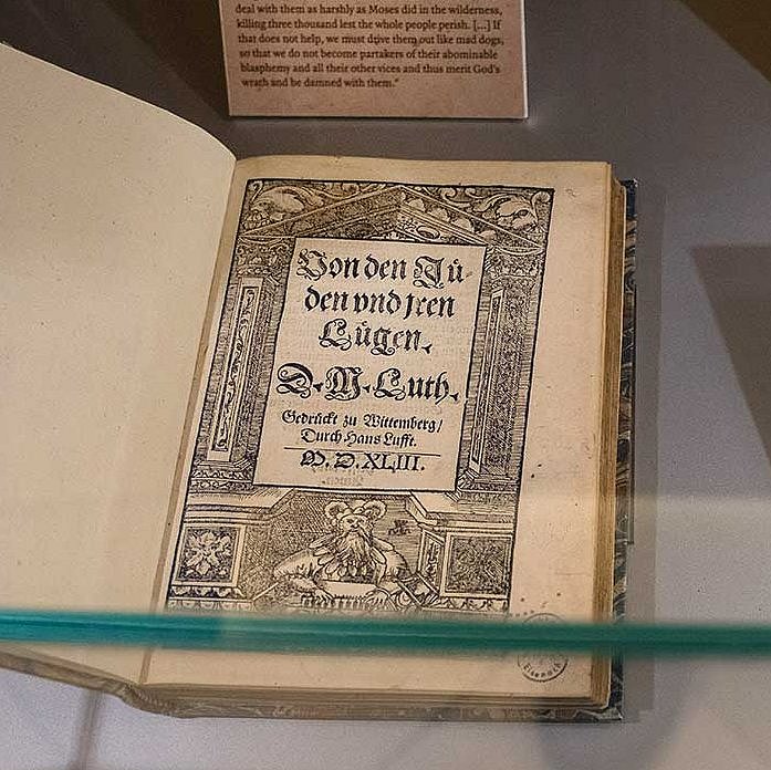 Luthers Judenschriften in einer Berliner Ausstellung - links: „Von den Juden und ihren Lügen“ 1543, rechts: „Martin Luther über die Juden: Weg mit ihnen!“ 1938