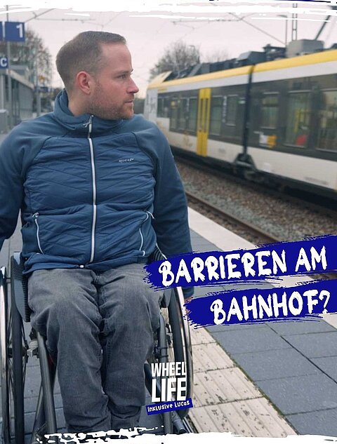 Lucas im Rollstuhl am Bahngleis