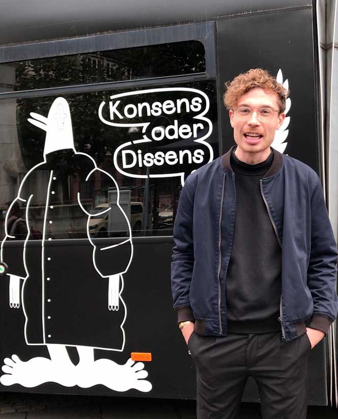 Yannik Roscher vor dem Frankfurter Bus für Demokratie