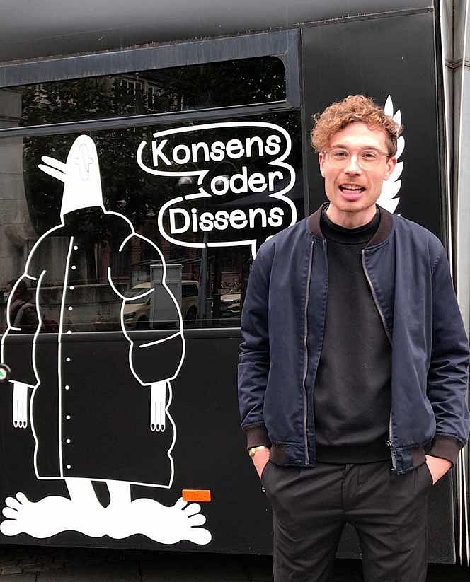 Yannik Roscher vor dem Frankfurter Bus für Demokratie