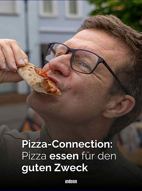 Eine Textgrafik. In weißen Buchstaben steht geschrieben: Pizza-Connection. Pizza essen für den guten Zweck. Dahinter Pfarrer Ingo, der genüsslich in ein Stück Pizza beißt. 