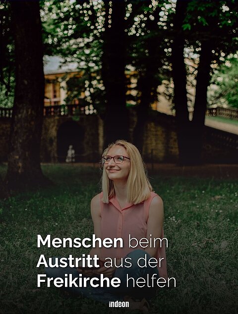 Daniela-Marlin Jakobie sitzt auf einer Wiese und lächelt. Darunter eine Texteinblendung: Menschen beim Austritt aus der Freikirche helfen