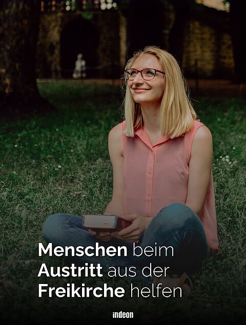 Daniela-Marlin Jakobie sitzt auf einer Wiese und lächelt. Darunter eine Texteinblendung: Menschen beim Austritt aus der Freikirche helfen