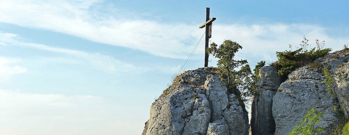 Gipfelkreuz auf Felsen