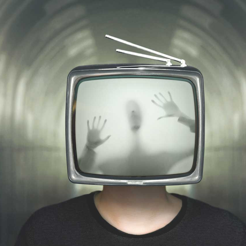 Mensch mit einem Fernseher als Kopf, auf dem Bildschirm die Silhouette einer verzweifelten Person