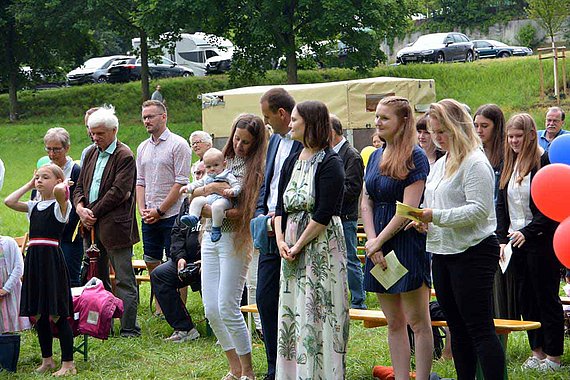 Taufgemeinschaft bei der Idsteiner Bachtaufe