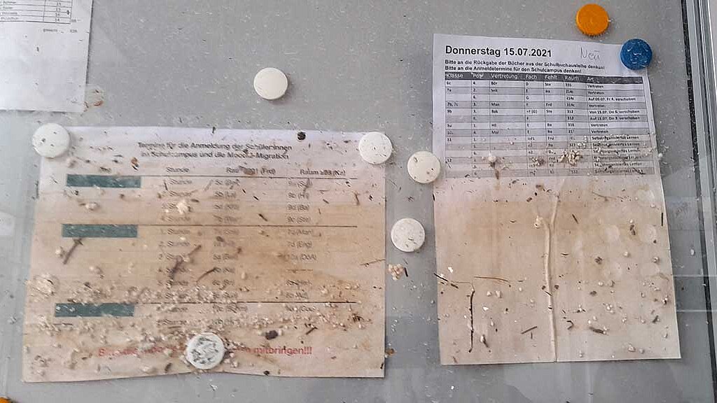 Die Ahrflut hat den Vertretungsplan der Schule verfärbt.