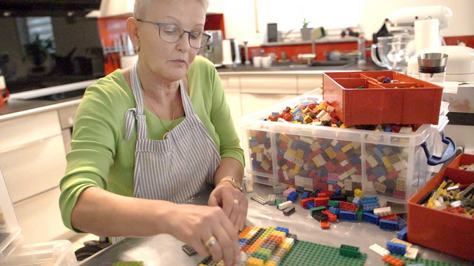 Die Lego-Oma beim Bau einer Rampe