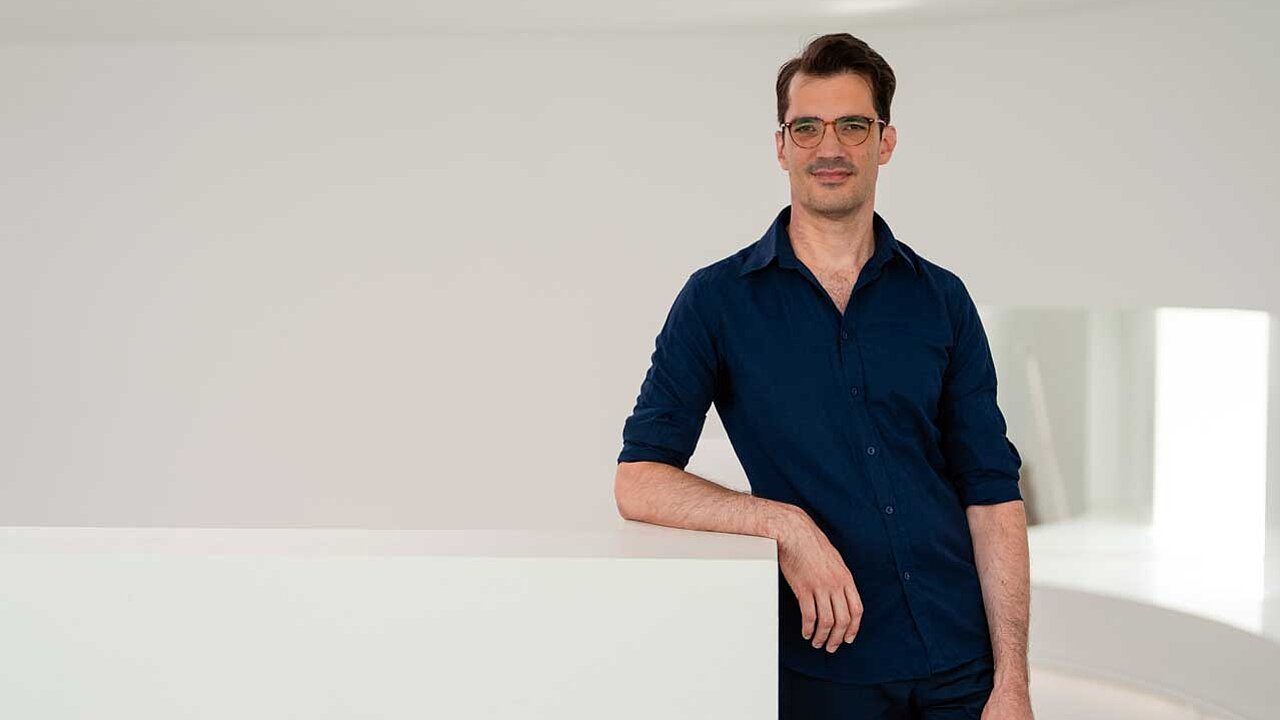 Ganzkörper-Foto von Kirchenasylpfarrer Sebastian Molter