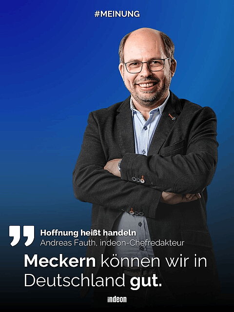 Andreas mit verschränkten Armen, darunter der Text: 