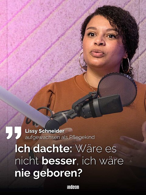 Eine Schwarze Frau spricht vor einem Mikrofon. Sie hält die Hände gestikulierend vor der Brust und blickt gradaus. Im unteren Bereich des Bildes ist eine Texteinblendung, die ein Zitat der Frau wiedergibt es lautet: "Ich dachte: Wäre es nicht besser, ich wäre nie geboren?"  