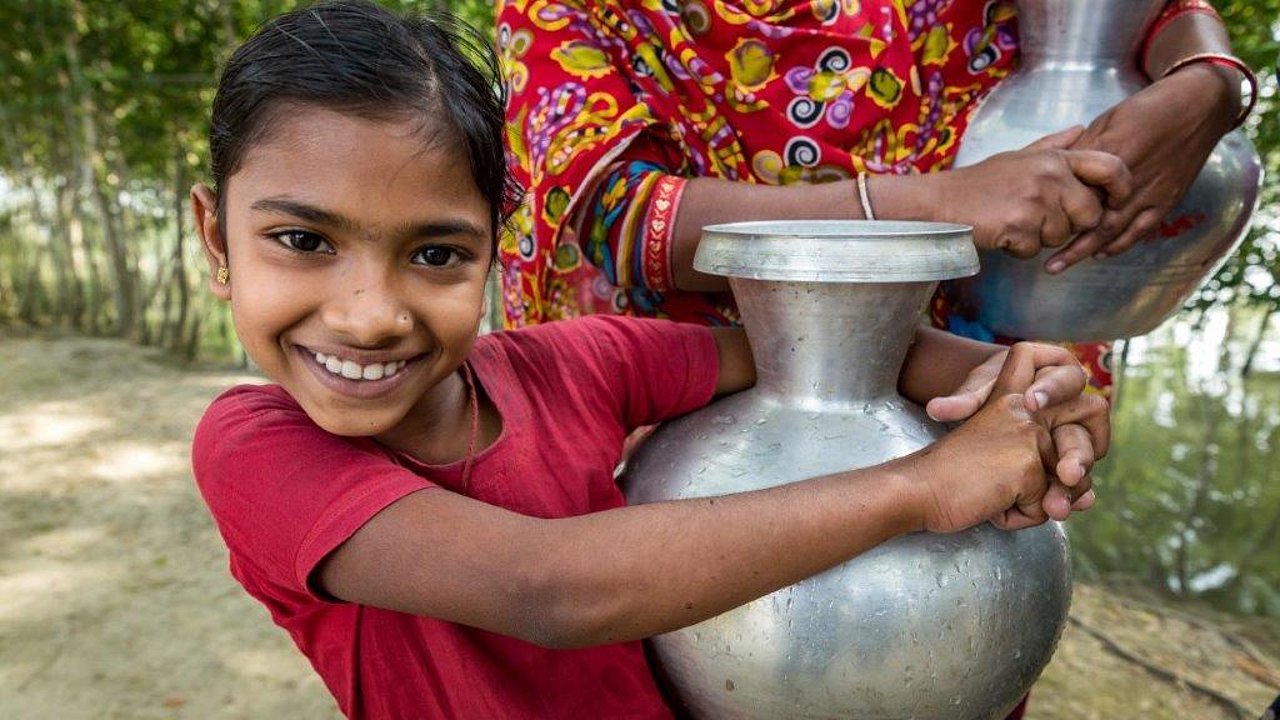 In den Küstenregionen von Bangladesch führen Dammbrüche zu Versalzung von Teichen und Böden. Brunnen mit Sandfilter sorgen für sauberes Trinkwasser.