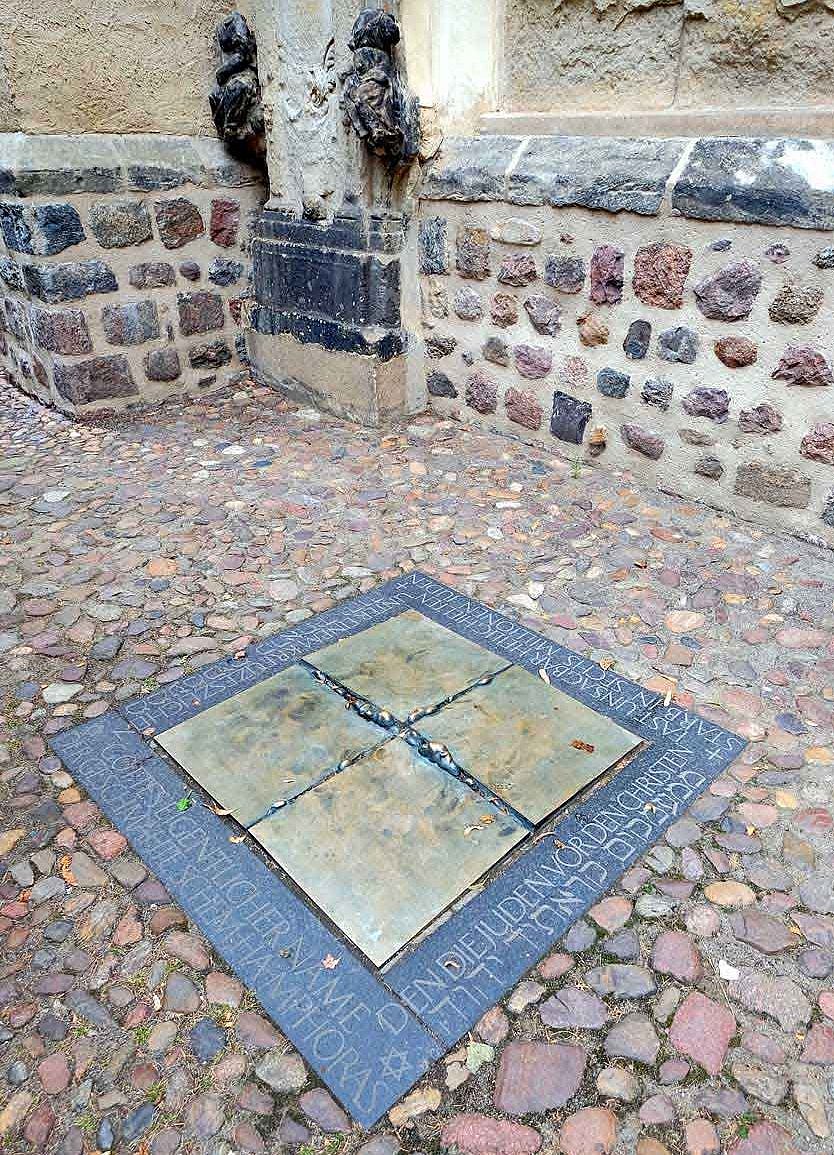 4 große Stolpersteine als Mahnmahl in einem Quadrat angeordnet