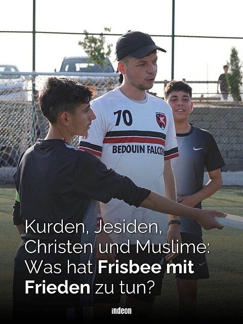 Junger Trainer im Frisbee-Trikot spricht mit Jugendlichen auf dem Sportplatz, darüber Text: "Kurden, Jesiden, Christen und Muslime: Was hat Frisbee mit Frieden zu tun?"