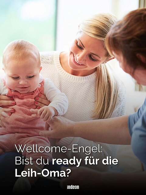Eine blonde junge Mutter mit einem Baby auf dem Schoß, vor ihnen sitzt eine ältere Frau mit ausgestreckter Hand in Richtung des Babys. Das Kind greift die Finger der Frau. Text: Wellcome-Engel: bist du ready für die Leih-Oma?