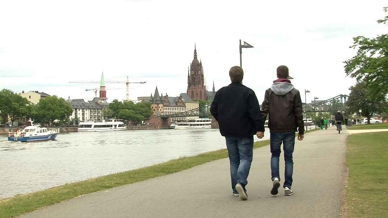 Paar hält Händchen am Main